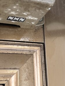 一戸建ての油漏れによる玄関のドアクローザ交換及び取付・鍵の故障による錠前交換